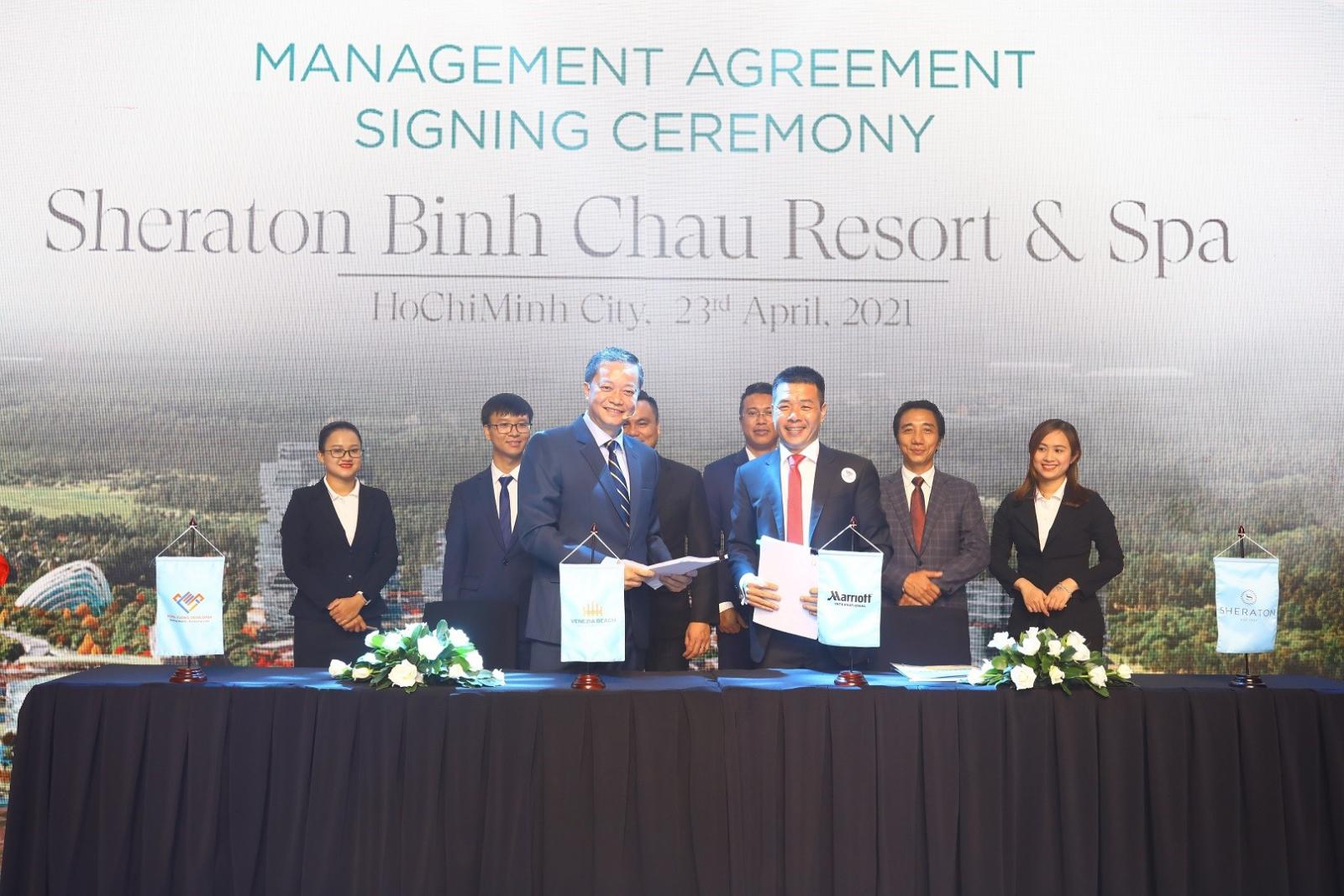 Venezia Beach Luxury Residences & Resort là dự án duy nhất đánh đấu bước tiến đầu tiên của tập đoàn quản lý khách sạn lớn nhất thế giới Marriott International vào thị trường bất động sản nghỉ dưỡng trên cung đường resort “triệu đô” Hồ Tràm - Bình Châu nhiều người đang đứng tại buổi lễ ký kết