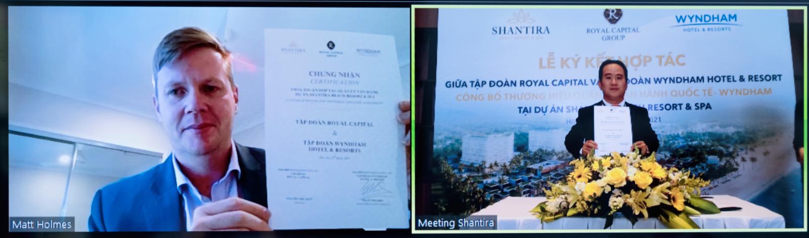 hai người đàn ông đang cầm văn bản