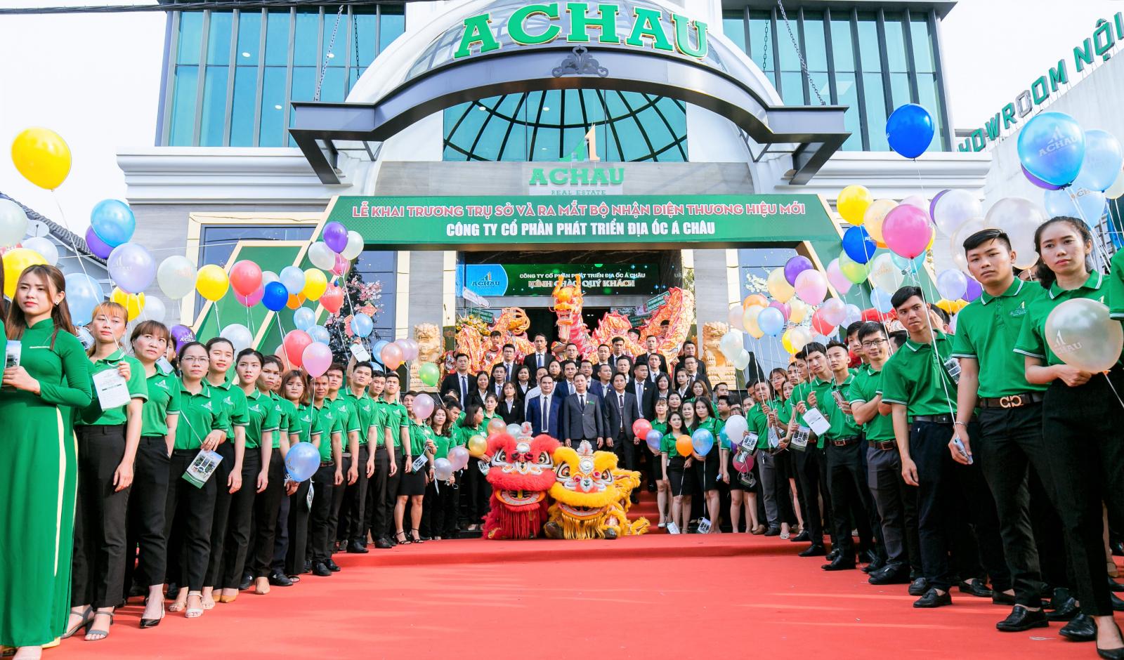 rất nhiều người đứng chụp ảnh trước tòa nhà