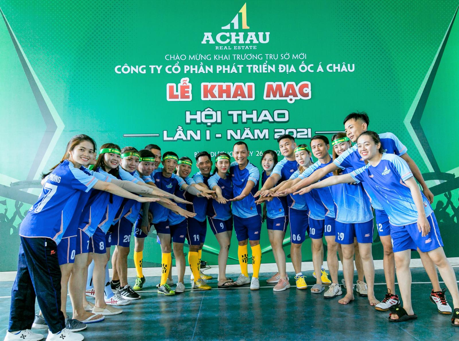 nhiều người đang đứng chụm tay chụp ảnh