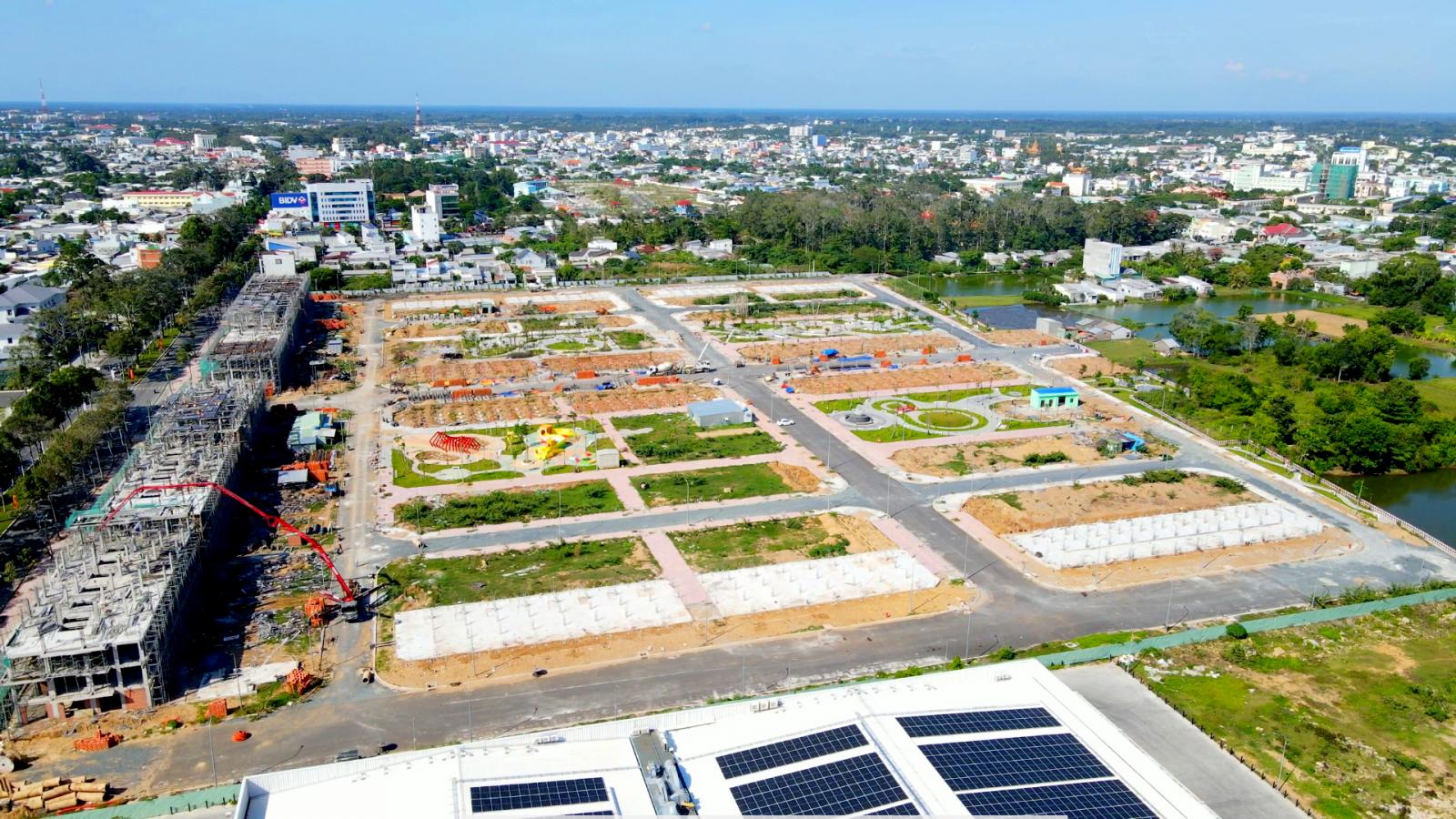 khu đất trống nằm trong thành phố