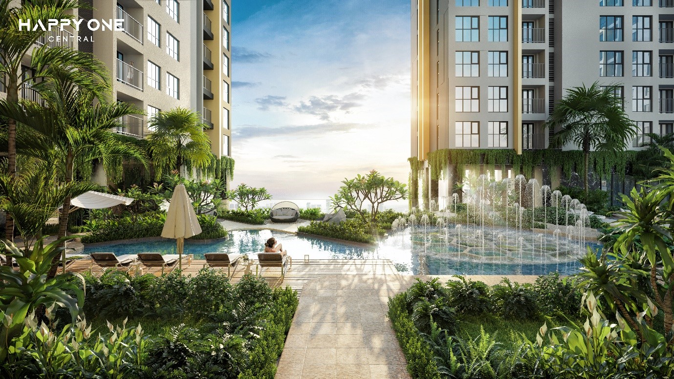 bể bơi nằm giữa có hai toà nhà cao tầng hai bên