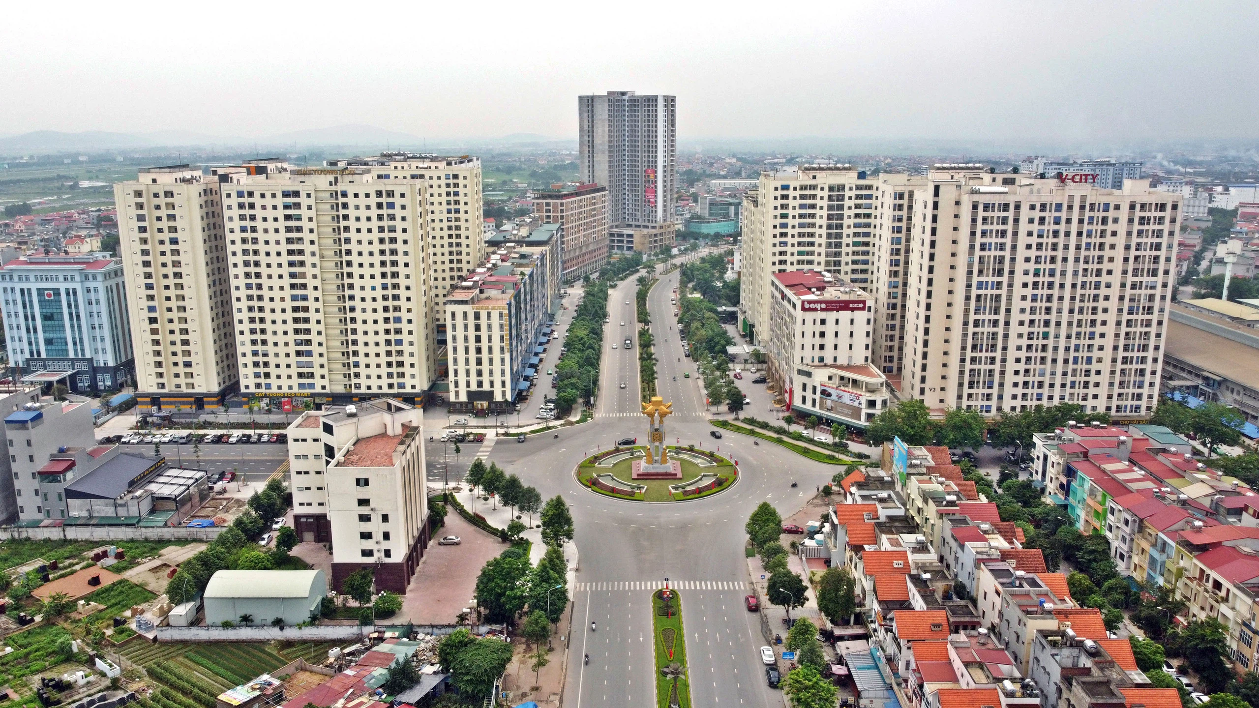 nhiều toà nhà cao tầng và đường lớn