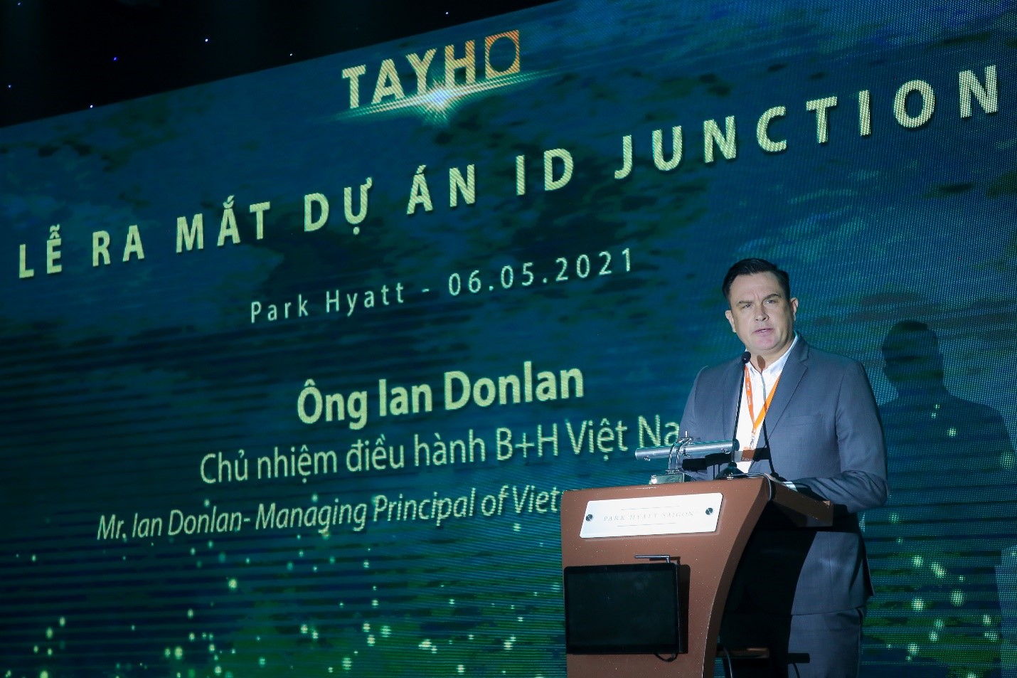 người đàn ông đứng trên sân khấu