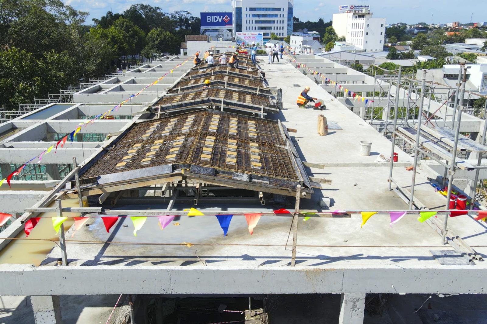 thành phố với nhiều công trình xây dựng, cây xanh