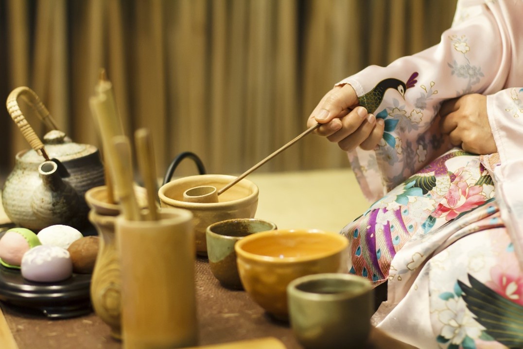 bàn tay cầm cốc pha trà