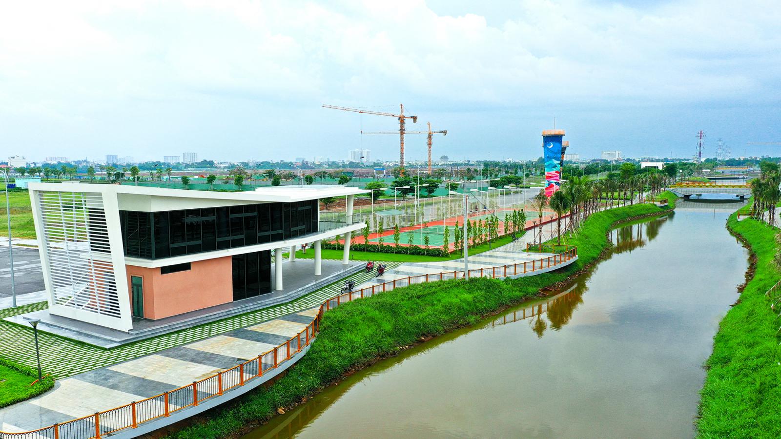 ngôi nhà nằm cạnh dòng sông