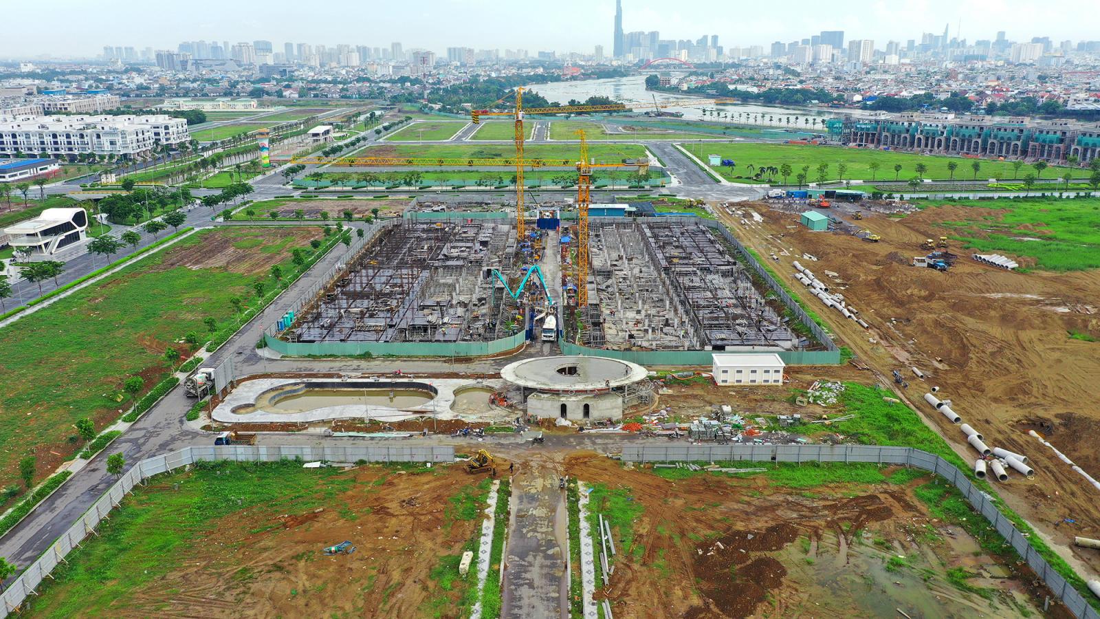 khu đất trống bên cạnh có công trình đang xây dựng
