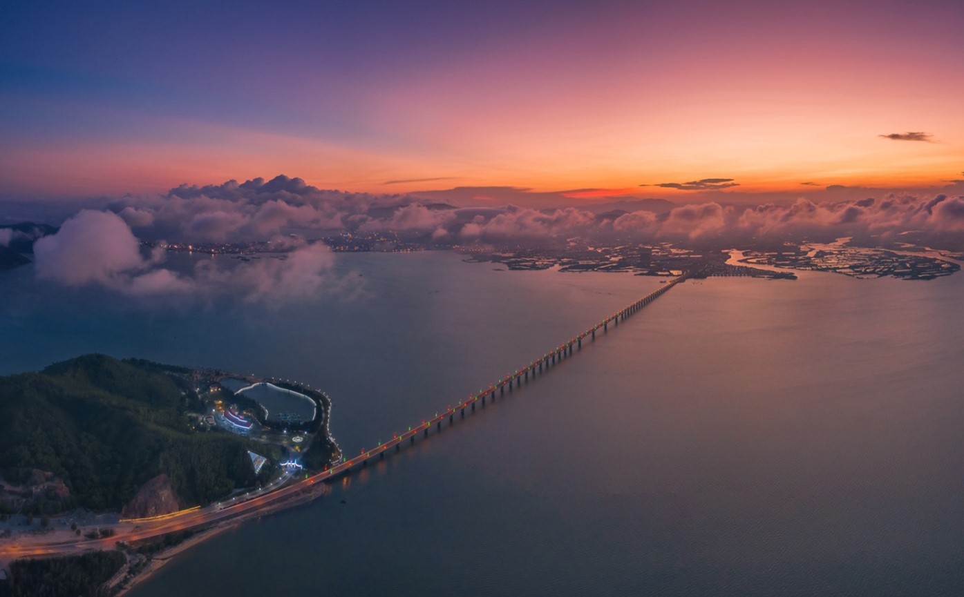 thành phố ven biển buổi tối