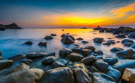 bãi đá ven biển