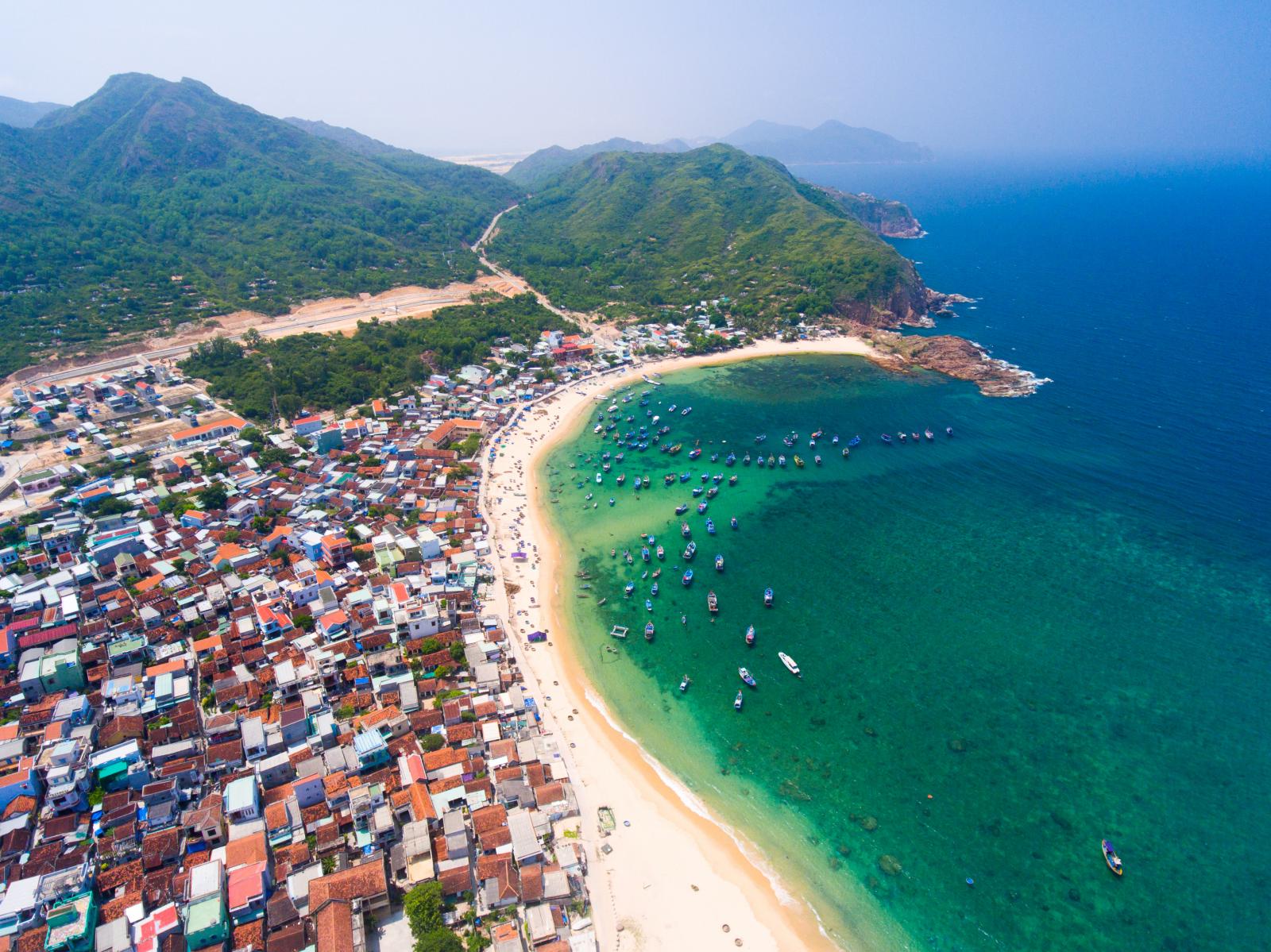 núi nằm ven biển