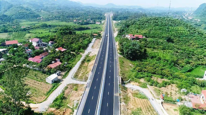 nhiều cây cối hai bên đường cao tốc