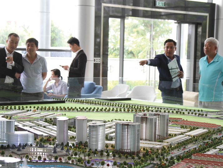 Khách hàng xem dự án bất động sản