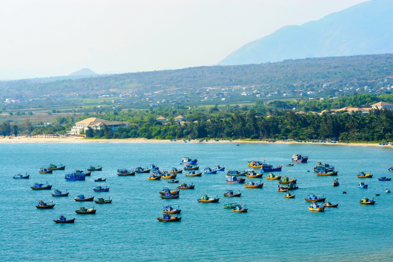 Tàu thuyền trên biển Lagi