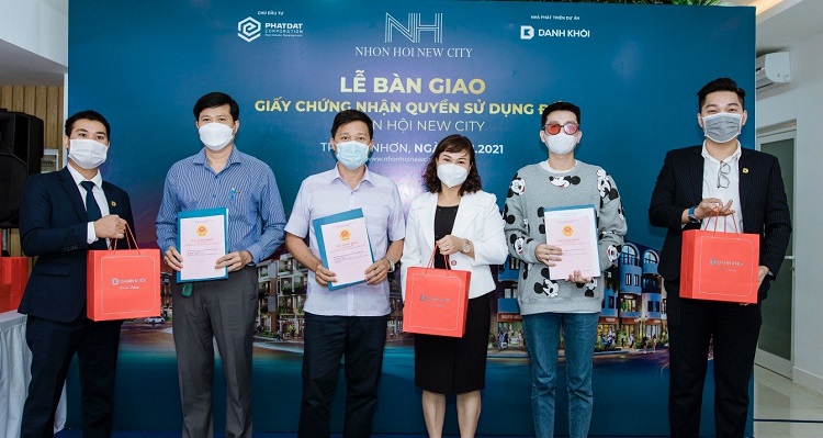 Khách hàng dự án Nhơn Hội New City nhận bàn giao sổ đỏ 