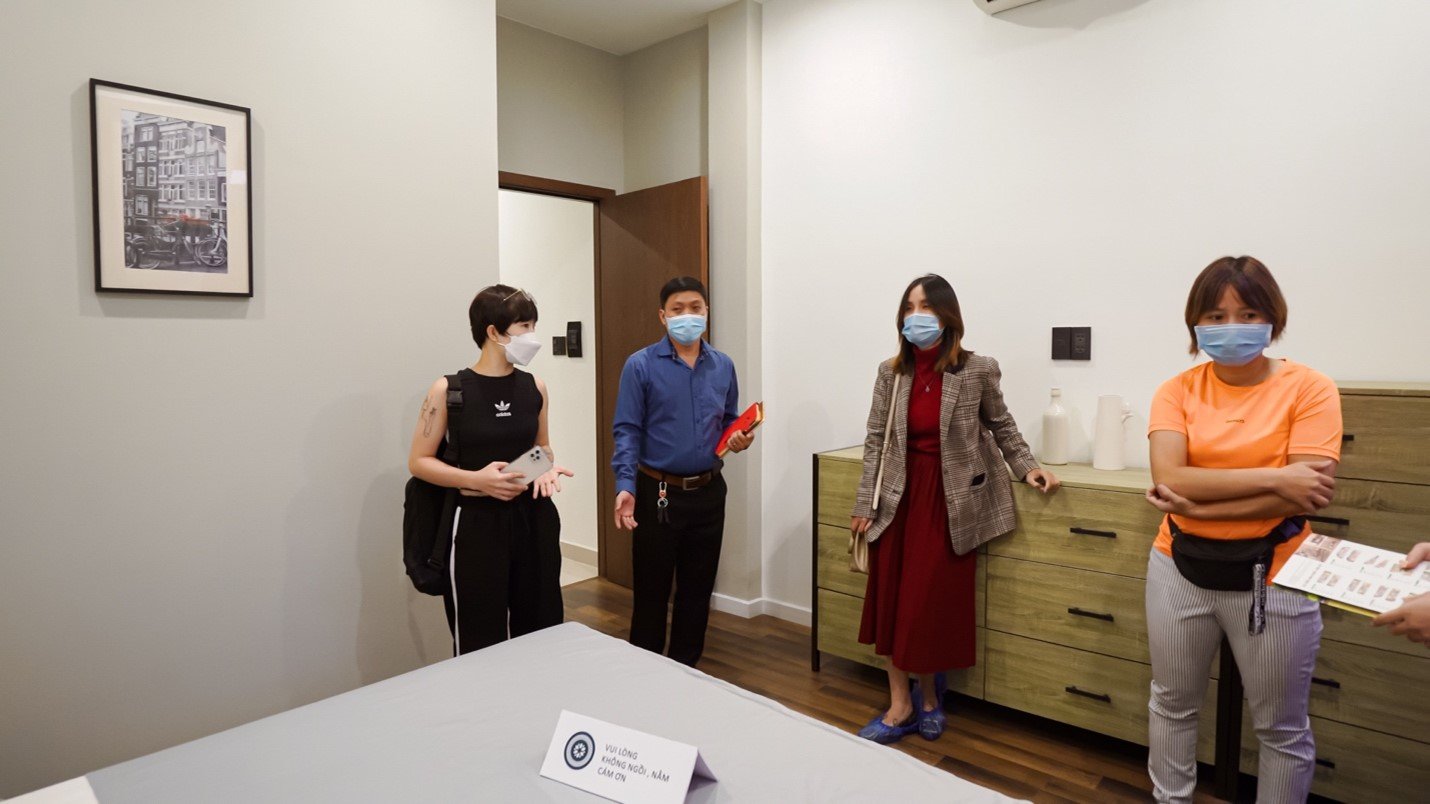 A group of people in a roomDescription automatically generated with medium confidence