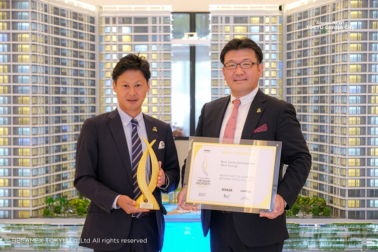 Hình ảnh nhận giải của Mr.Onuma và Mr.Hirata
