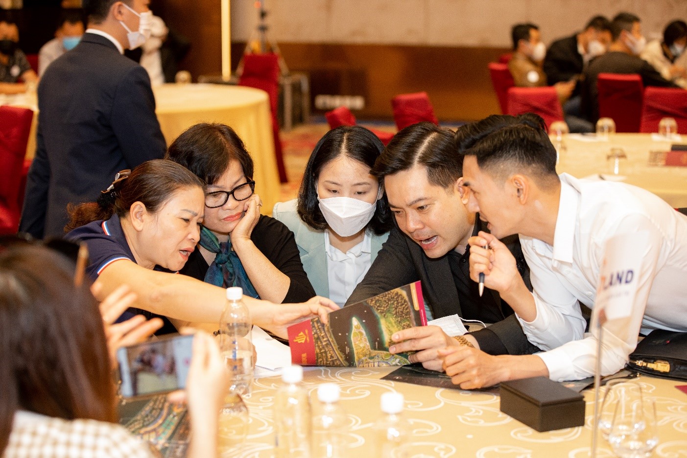 Đông đảo nhà đầu tư đã có mặt tại khán phòng từ sớm