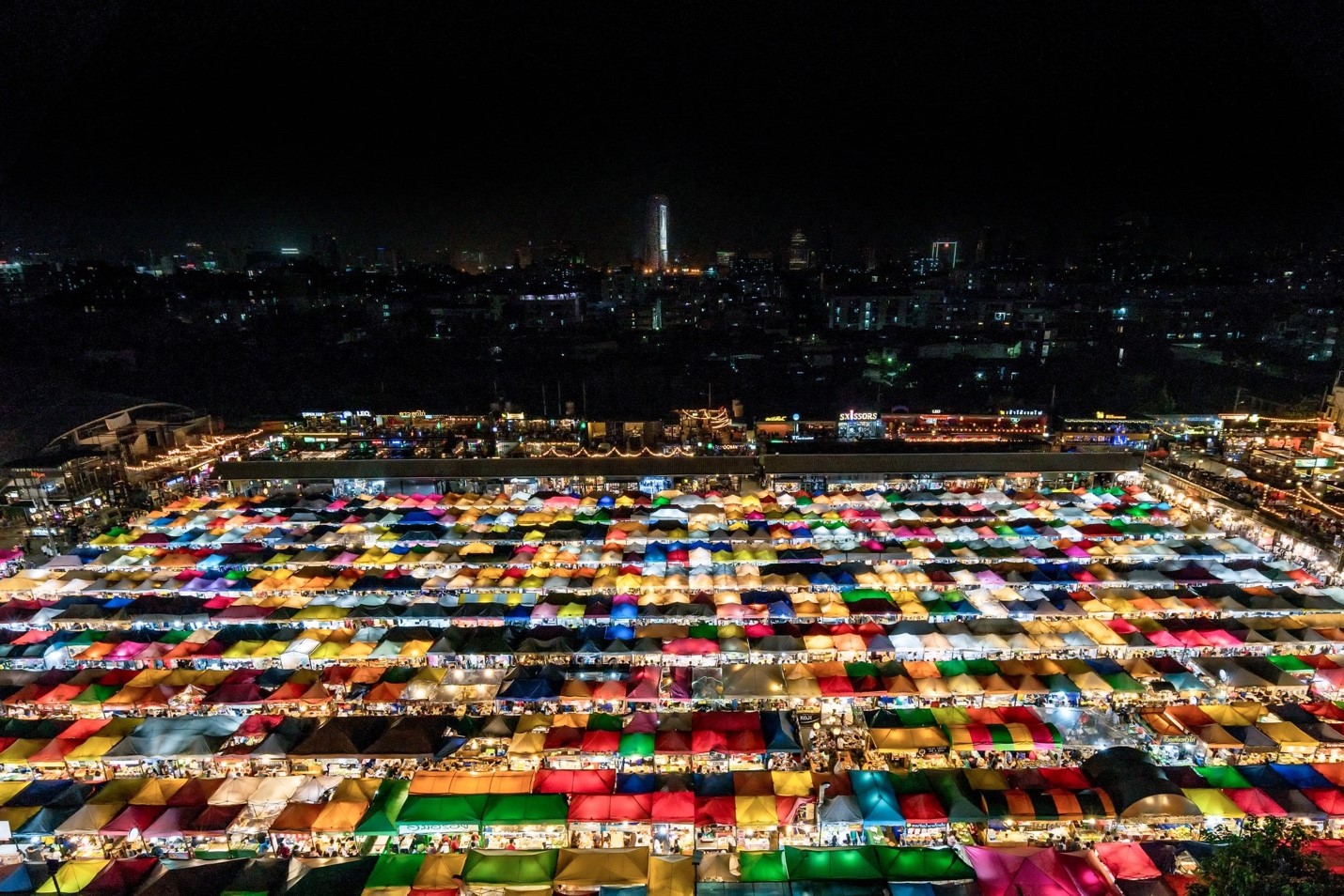 A Guide To Bangkok's Ratchada Train Market