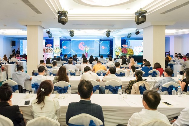 Các khách mời chụp hình cùng ban lãnh đạo Lion Workshop tại backdrop
