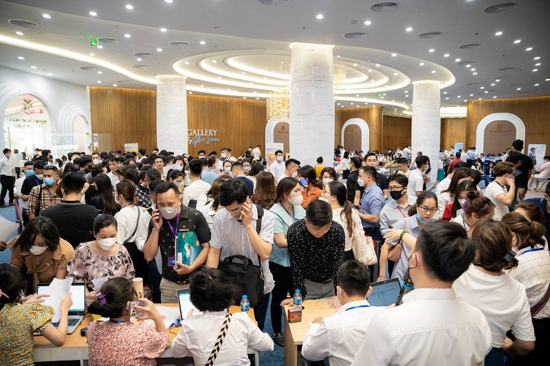 Không khí  sôi động tại văn phòng bán hàng với hàng nghìn khách xếp hàng chờ ký hợp đồng mua bán.