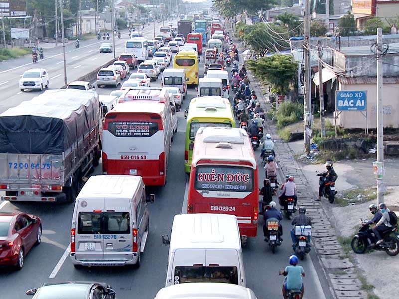 Kẹt xe trên quốc lộ 51
