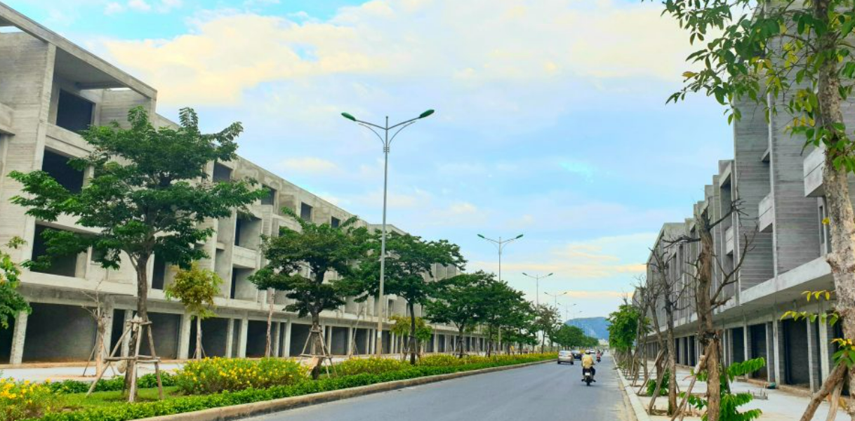 Khu vực cây xanh và đường nội bộ đã hoàn thiện