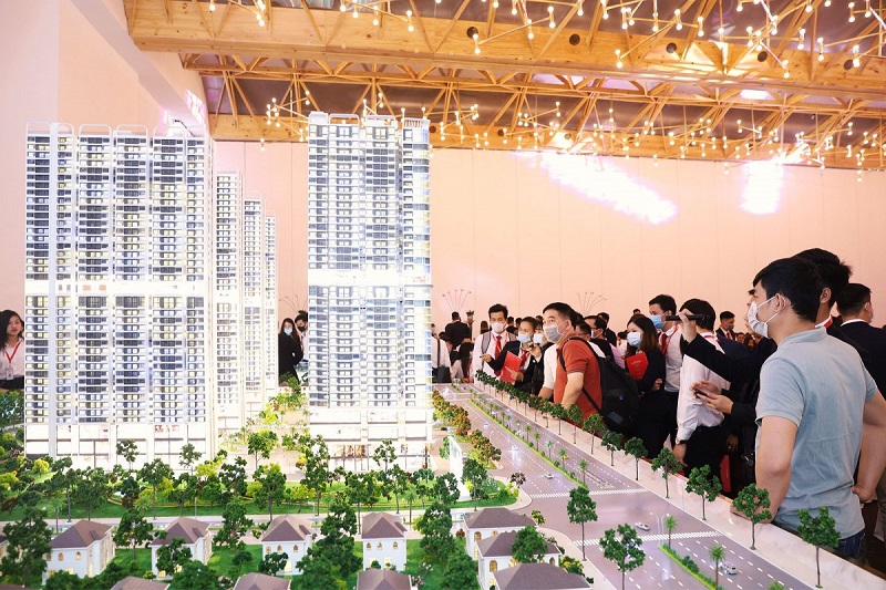 Khách hàng đang tham quan một mô hình dự án và tìm hiểu suất ngoại giao là gì