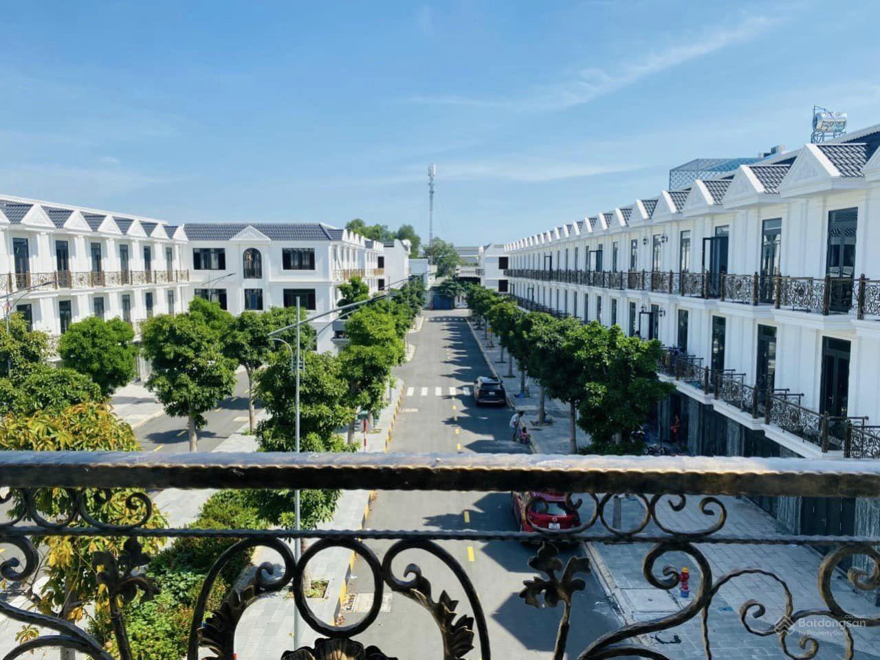 Cổng vào khu dân cư Đông Hưng Residences Dĩ An