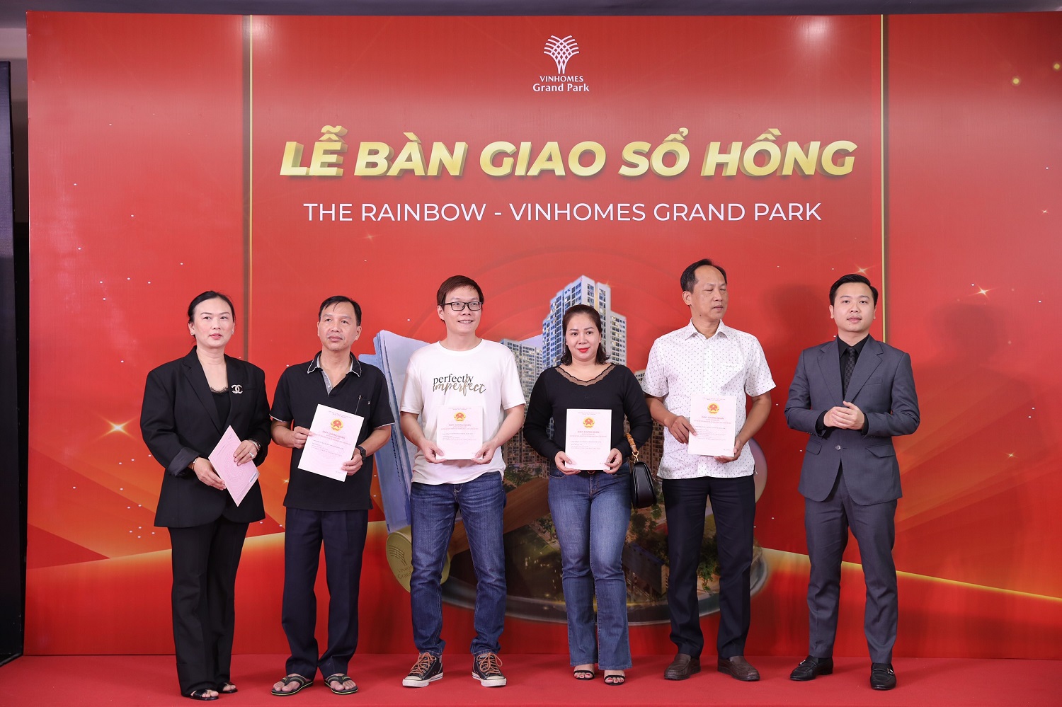  Những khách hàng đầu tiên trên tay sổ hồng tại dự án The Rainbow – Vinhomes Grand Park