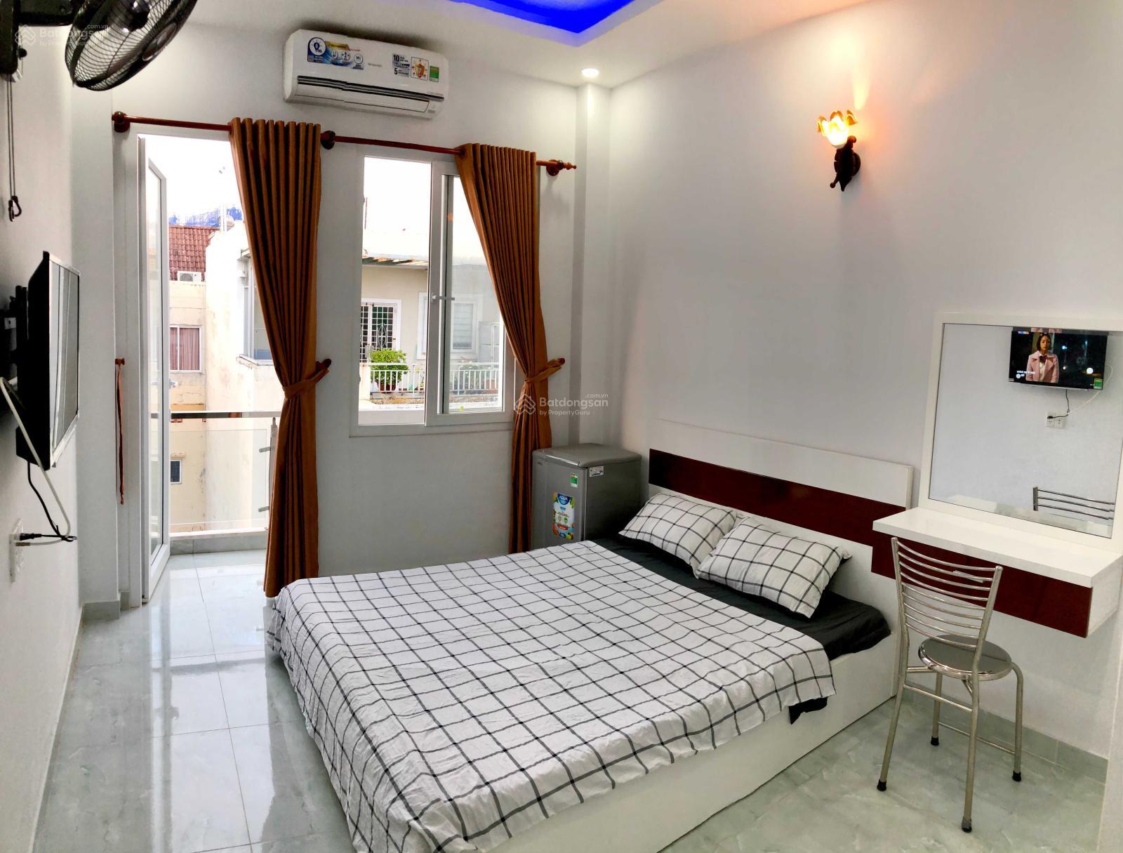 Không gian Phòng full nội thất, an ninh. Mặt tiền xe hơi đến cửa. Sát sân bay