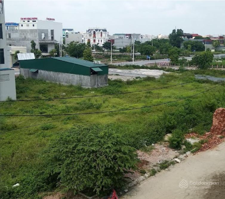 A green field with buildings and trees
Description automatically generated with medium confidence