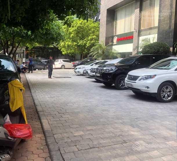 Lối vào sảnh chính của tòa nhà Hoàng Linh Building