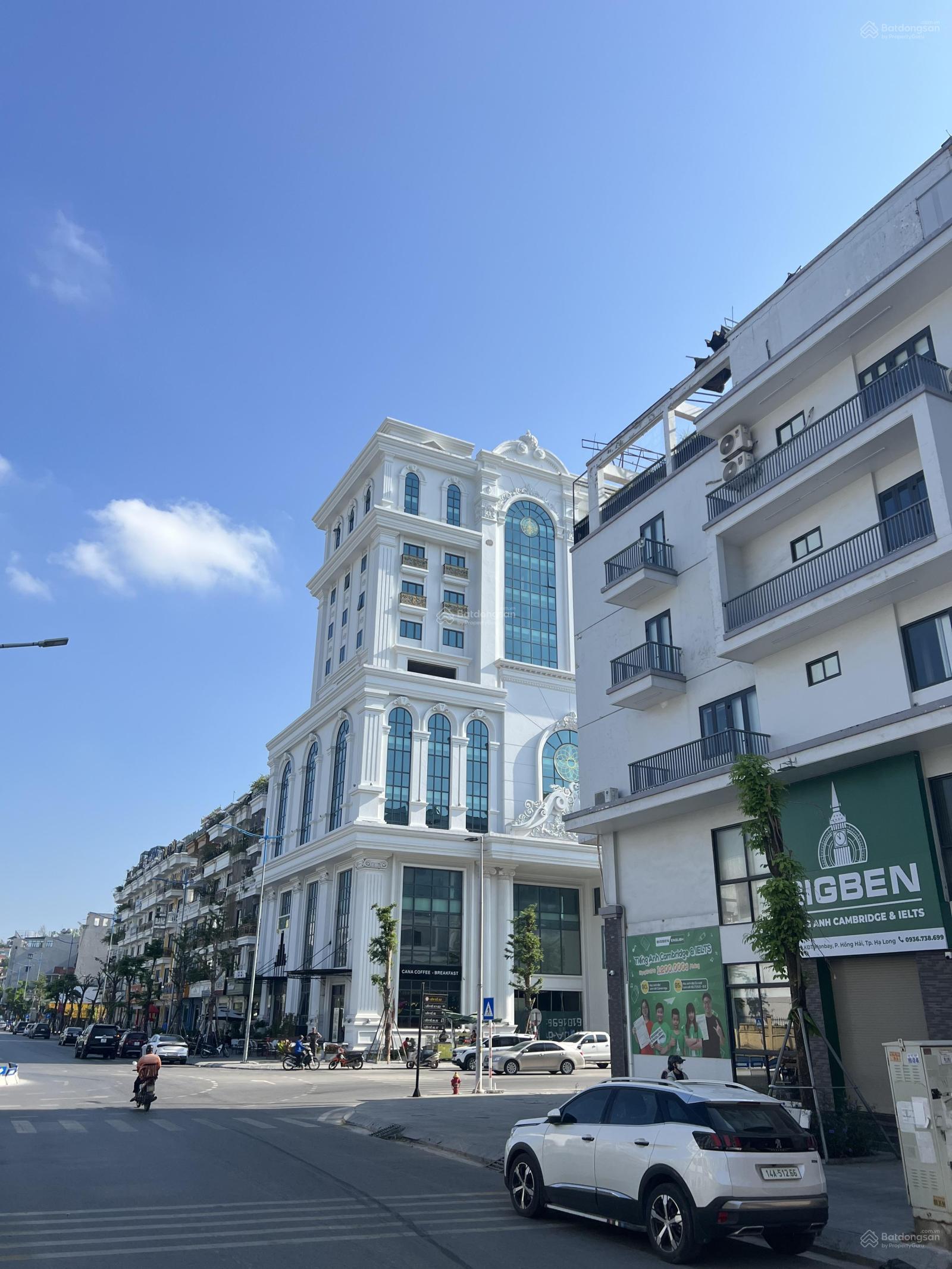 Một tòa nhà chung cư cao cấp Mon Bay