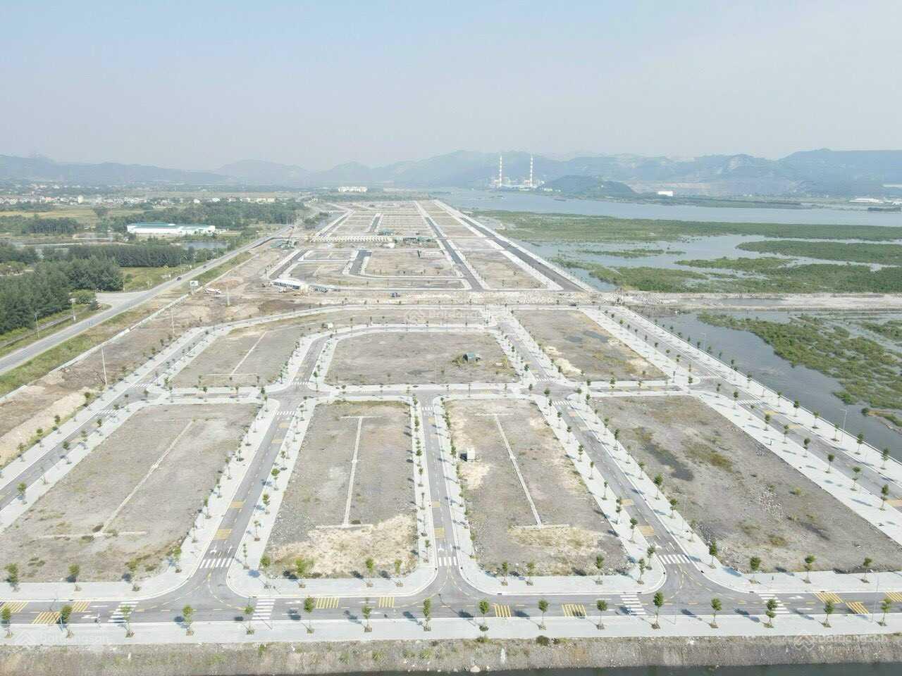 Cổng vào khu đô thị Emerald Bay