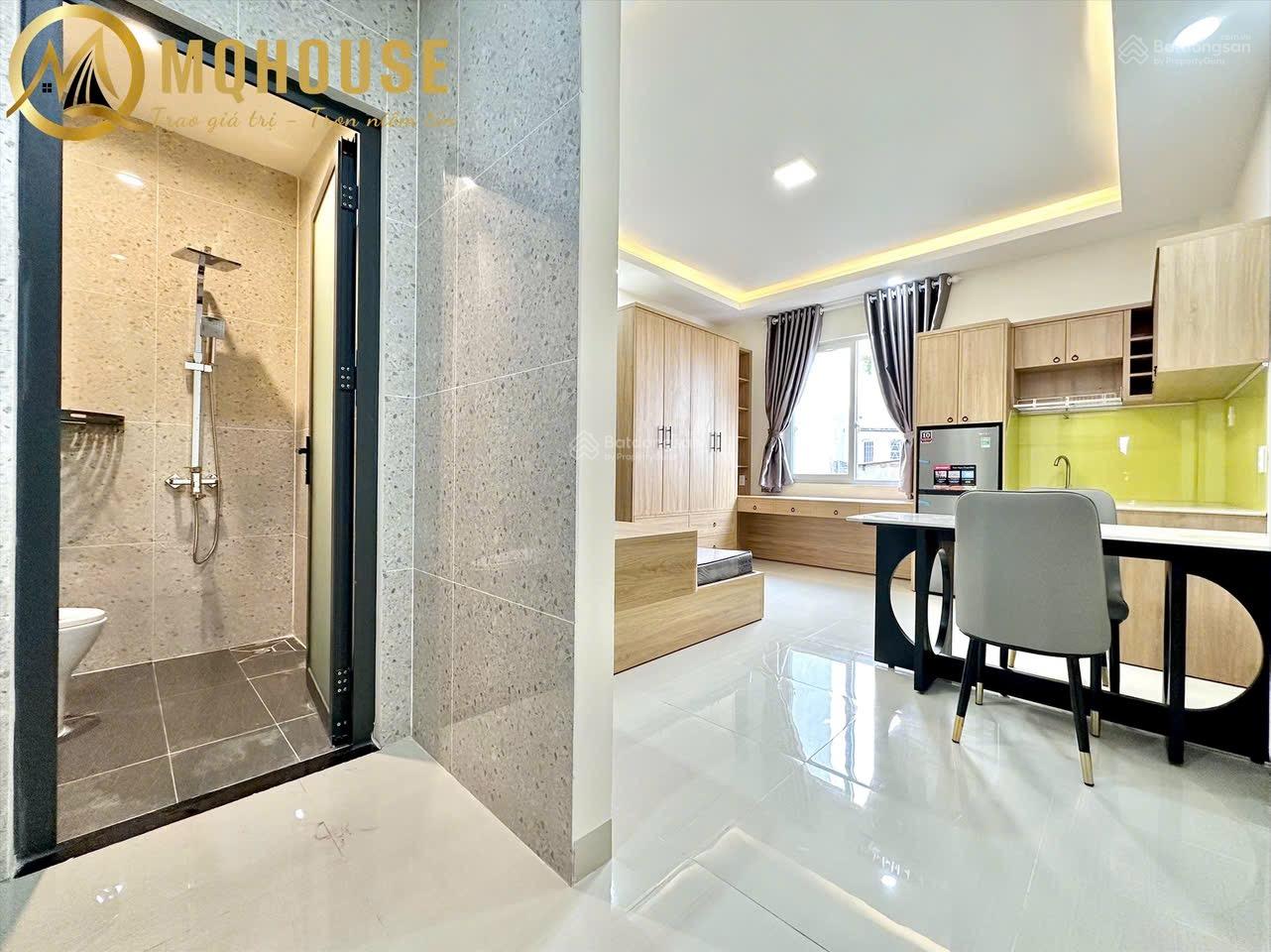 Không gian Phòng bancol thoáng mát - full nội thất - tại Phú Nhuận