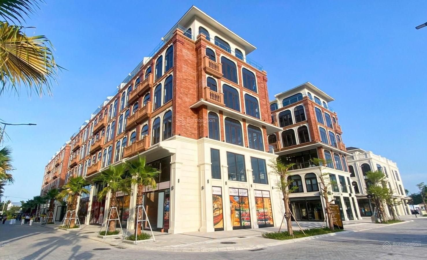 Khu vực cây xanh và đường dạo bộ