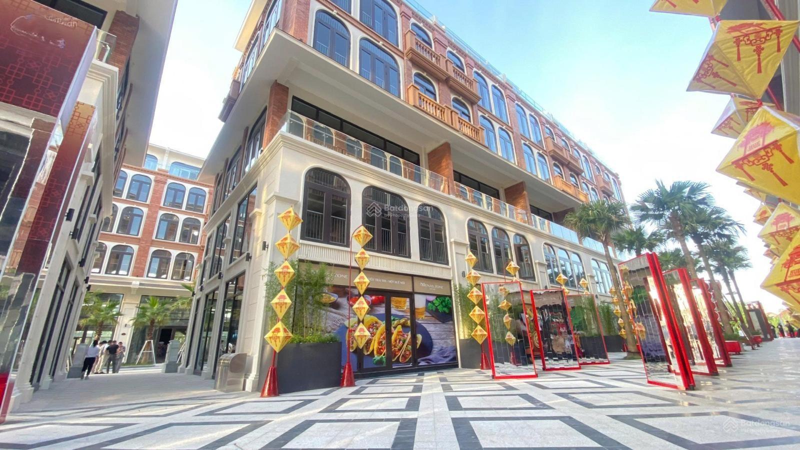 Chi tiết kiến trúc cửa lá sách tinh xảo