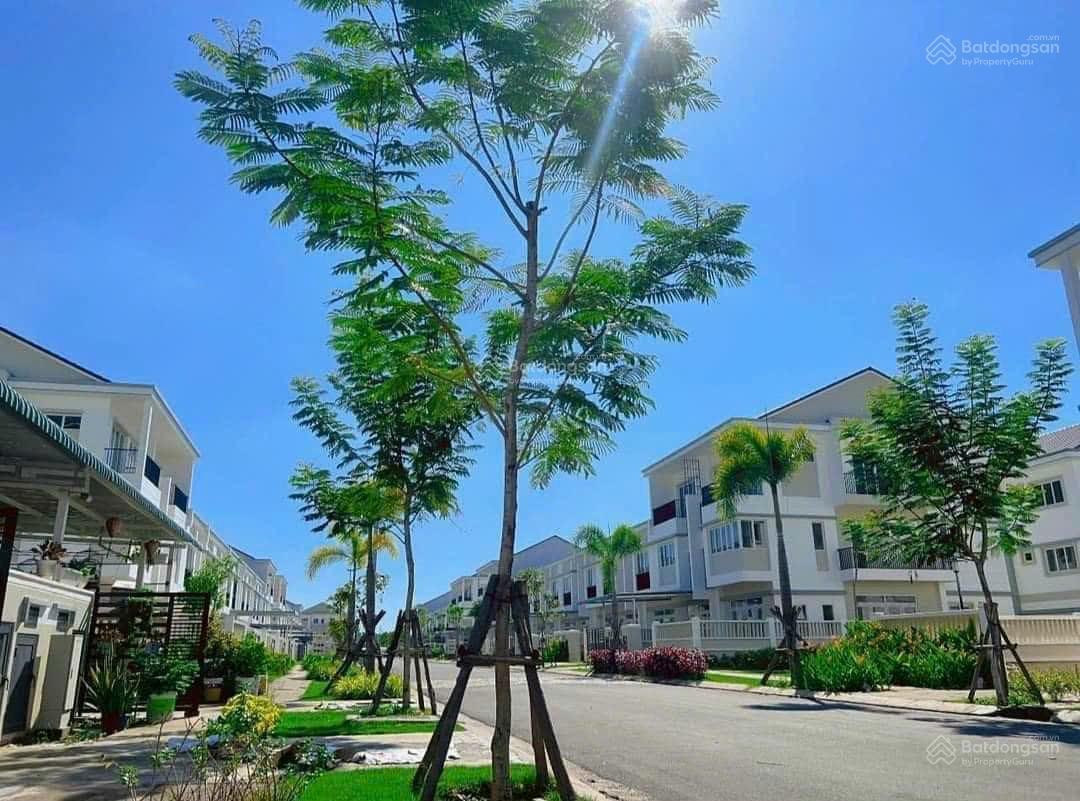 Khung cảnh đường phố nội khu đang được hoàn thiện