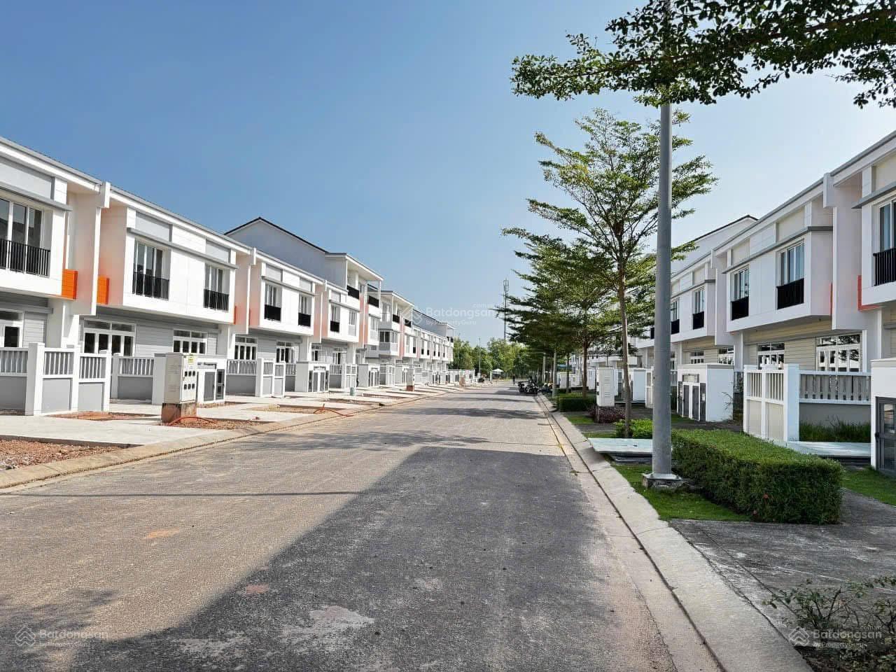 Các căn shophouse thương mại đang được xây dựng