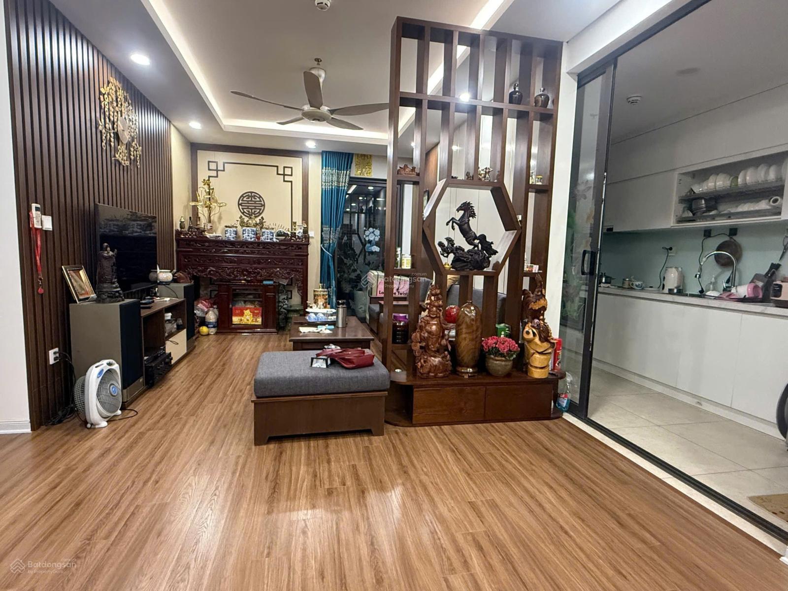 Chính chủ bán căn hộ 3PN, 2WC, tầng trung, diện tích 105m2 tại Bình Minh Garden, giá chỉ 8.2 tỷ