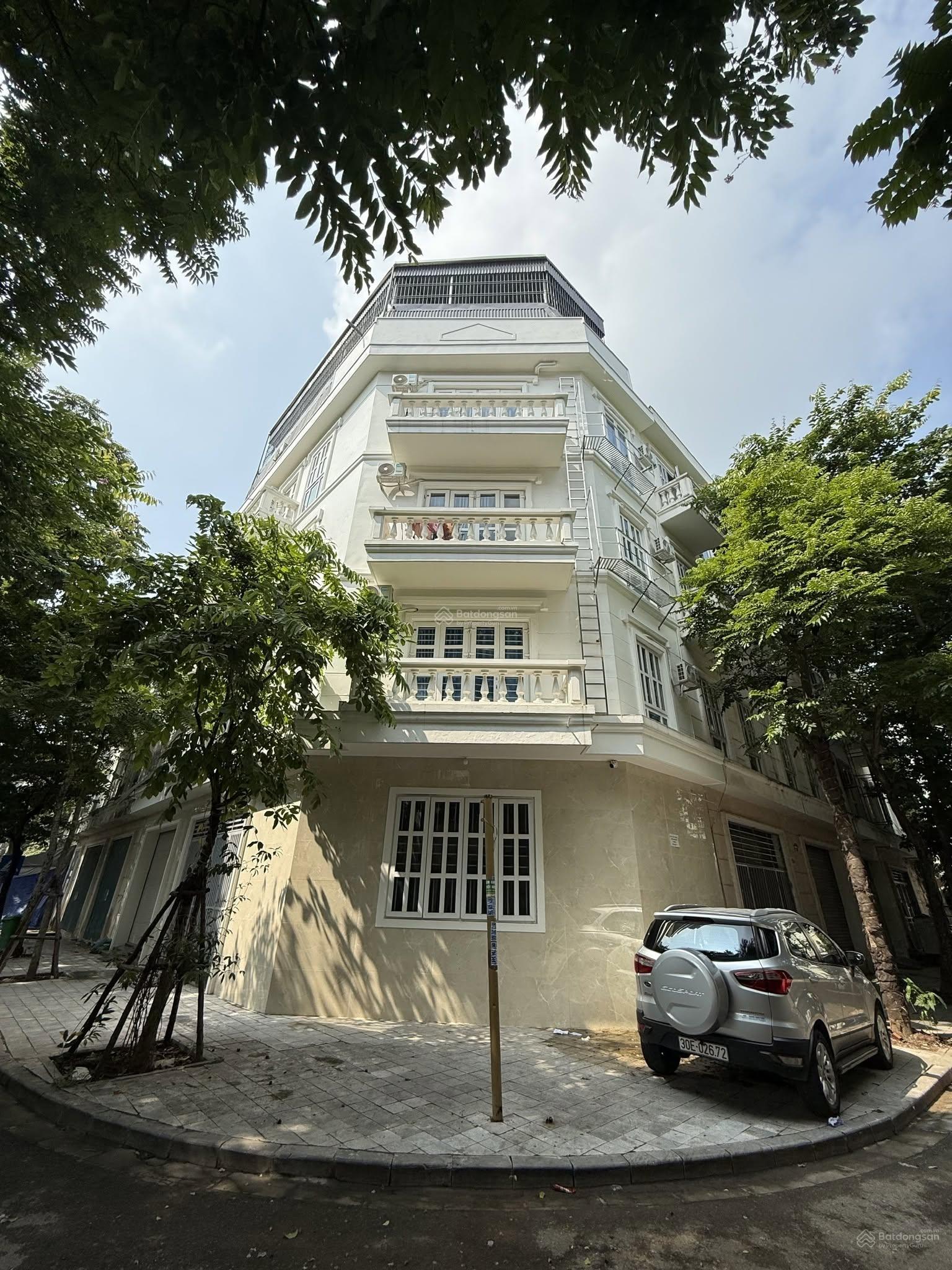 Không gian Nhà liền kề KĐT Đô Nghĩa trống 1 phòng, ban công, gác xép, cho thuê giá 3.5tr/th, dọn vào ở ngay