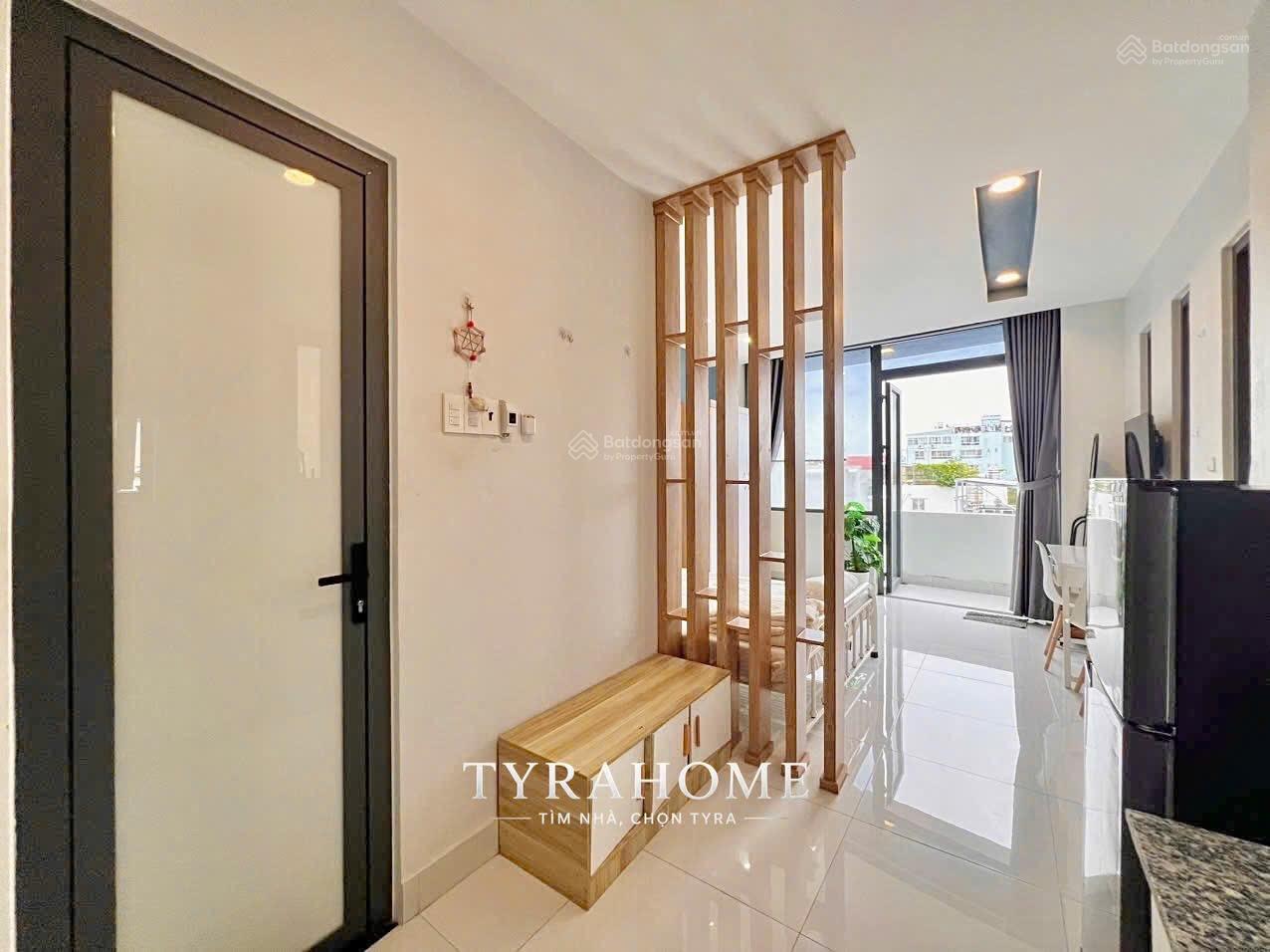 Không gian Cho thuê căn hộ thang máy, full nội thất, bancony ngay khu phố ẩm thực Phan Xích Long