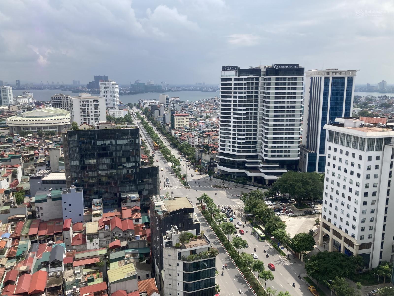 Không gian Chính chủ cho thuê căn góc 3PN + 1 phòng khách, full nội thất. Phố Liễu Giai. View hồ Tây
