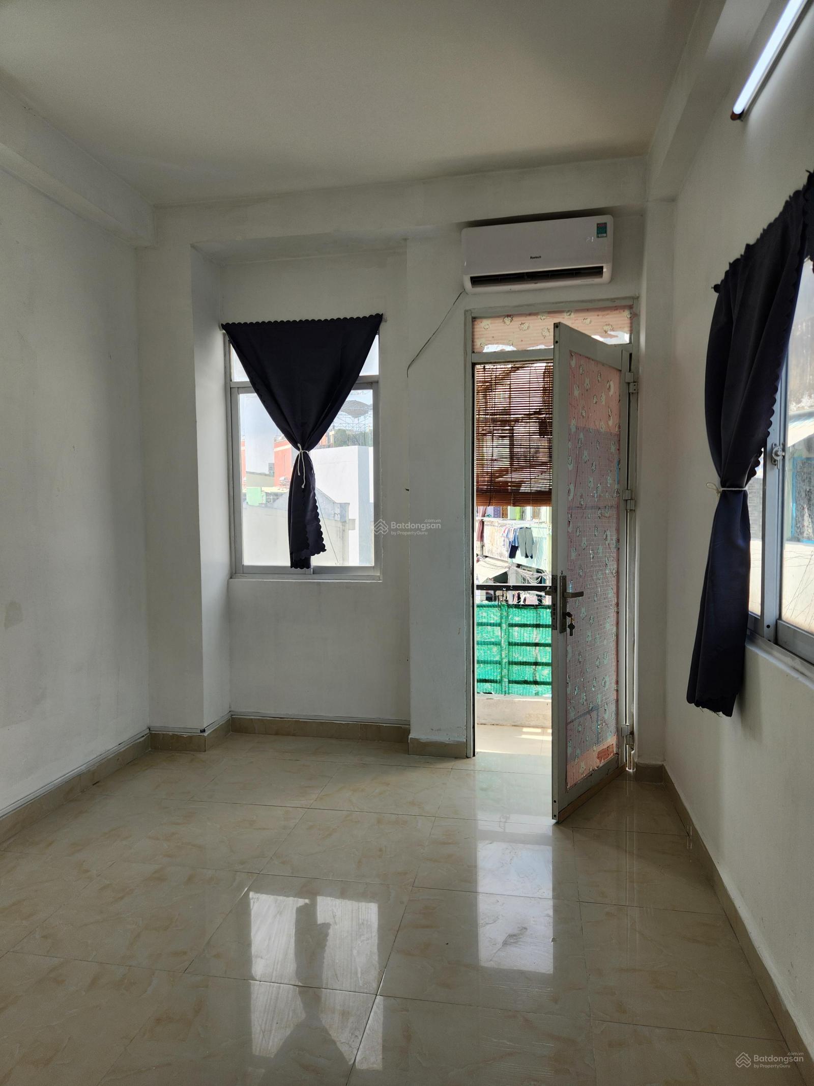 Không gian Cho thuê phòng nhà 860/8 đường Hưng Phú, Q8 có ban công, cửa sổ lớn