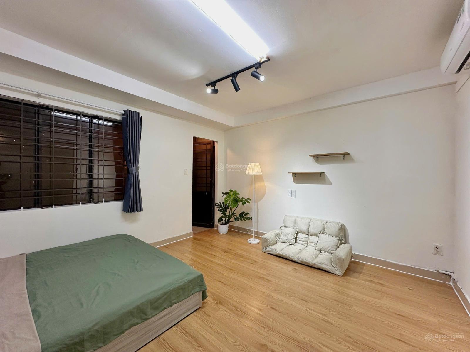Không gian 1PN 1PK 50m2 cửa sổ sân sau thoáng có bếp âm máy hút, máy giặt sấy riêng cạnh cầu Thị Nghè - Q1