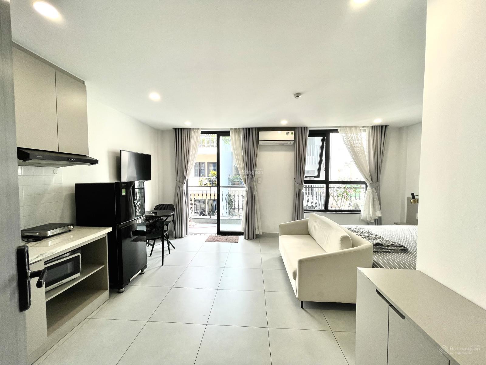 Không gian Studio ban công 45m2, thang máy, hầm xe, bảo vệ, gần vòng xoay Dân Chủ, ĐH Kinh Tế UEH