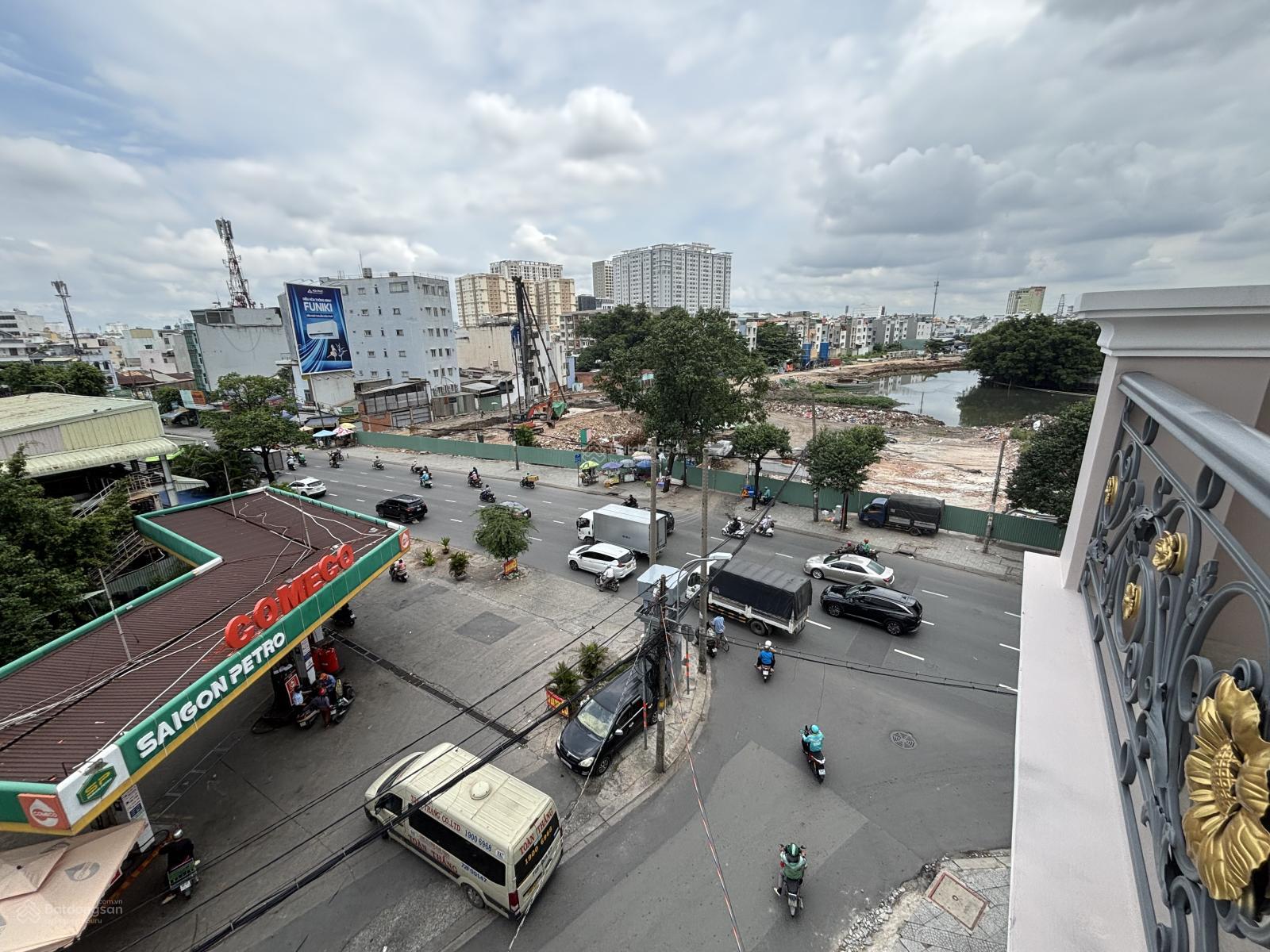 Không gian Cho thuê căn hộ dịch vụ ngay Bến xe Miền Đông cũ, có ban công và cửa sổ