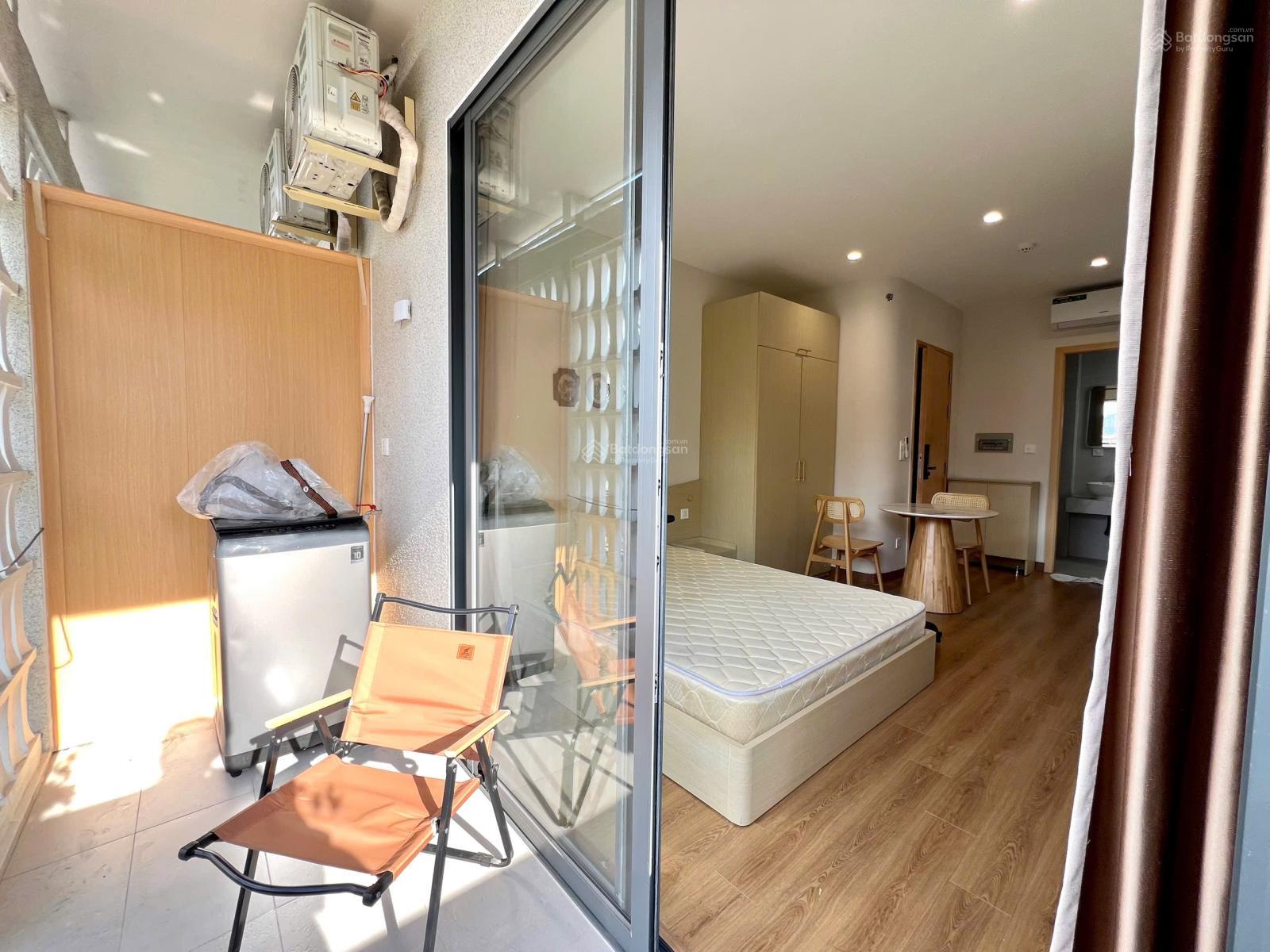 Không gian Cho thuê CC mini 40m2 thiết kế có gu, giá ưu đãi 9,8 triệu - Ban công siêu xinh ngay Hàng Xanh