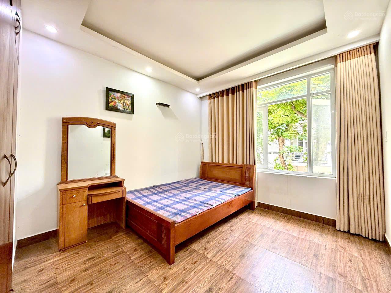 Không gian Cho thuê phòng trọ sinh viên, gần trường RMIT, TDTU. Phòng full nội thất, tòa nhà có thang máy.